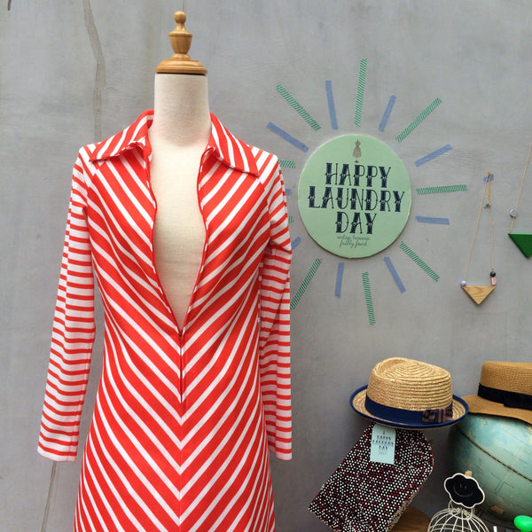 Curvy Chevy | Vintage 1970s Chevron stripes Coral pink and white Zip front Dress