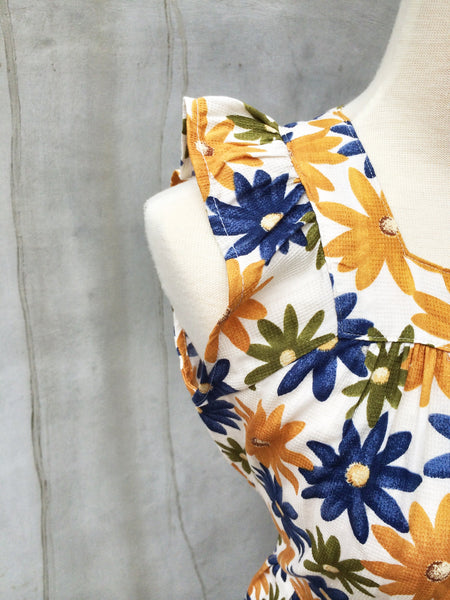 Daisy Baby | Vintage short 1960s A-line dress Retro mod flower power Daisies floral barkcloth print