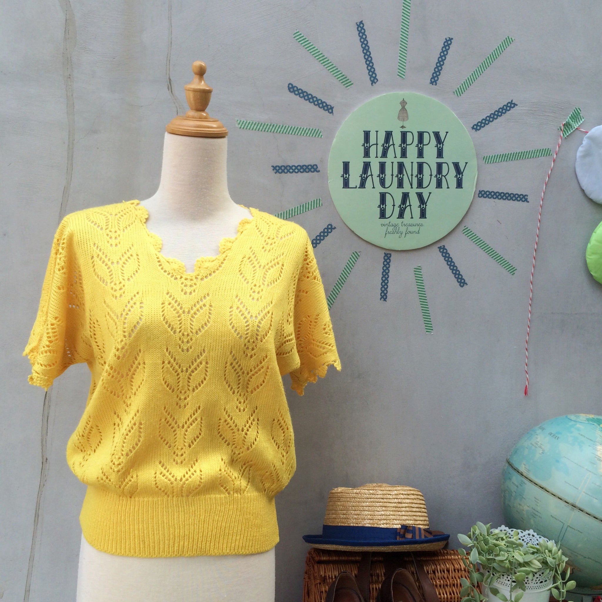 Yellow Brick Road | Vintage 1970s 1980s Slouchy fit Knitted crochet Scallop hem Blouse