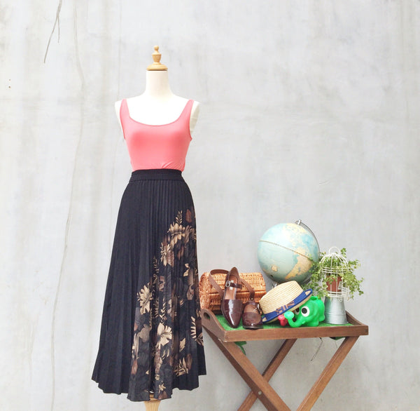 Full Harvest | Vintage 1980s pleated skirt with Fruits and Vegetable prints