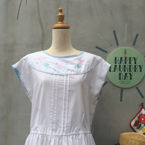 Sweet Country of Mine | Vintage White 1980s embroidered details Pocket dress with Blue Binding