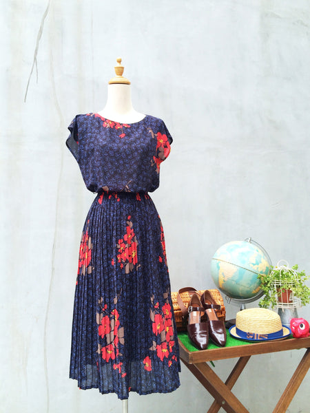 Hibiscus Holiday | Vintage 1970s red flowers springtime fever Pleated dress