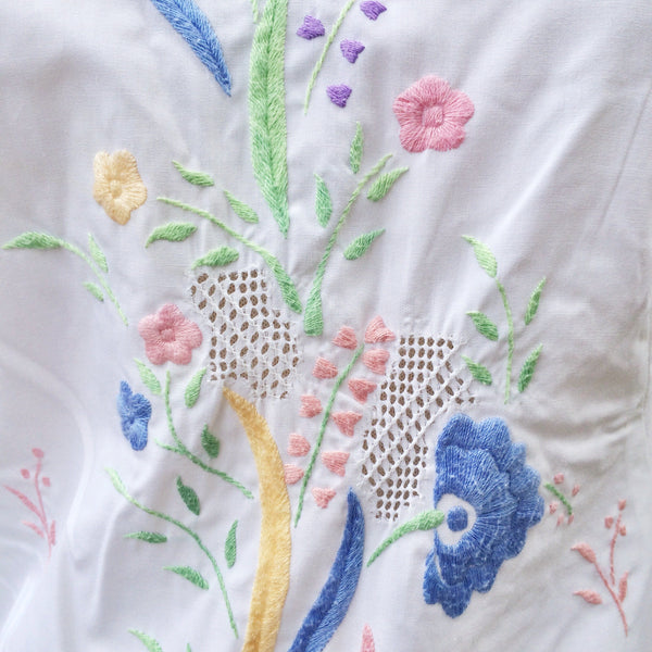 Easter Bunny | Vintage 1950s 1960s embroidered and Handweave Pastel Floral Handwork Shift Dress