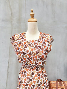 SALE ! |  Pizza Piazza | Vintage 1960s does 1940s pseudo wiggle dress in Triangle geometric print | Fall Fashion