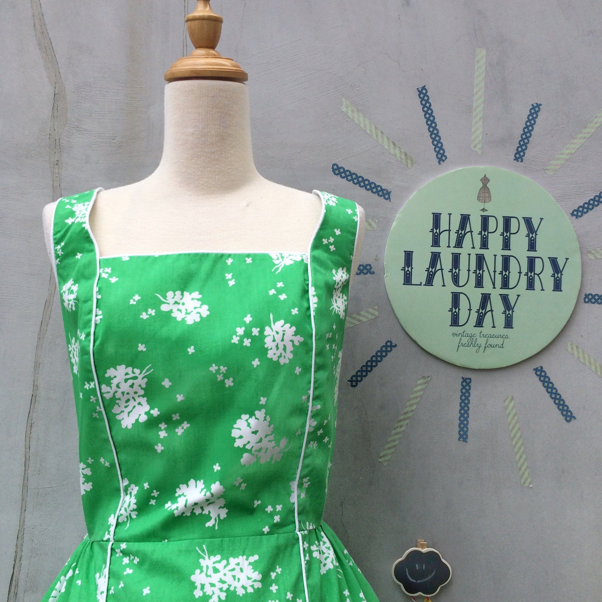 Happy to Greet you! | Vintage 1950s Happy-go-lucky White Edelweiss Flowers Green Cotton Seawaves Dress