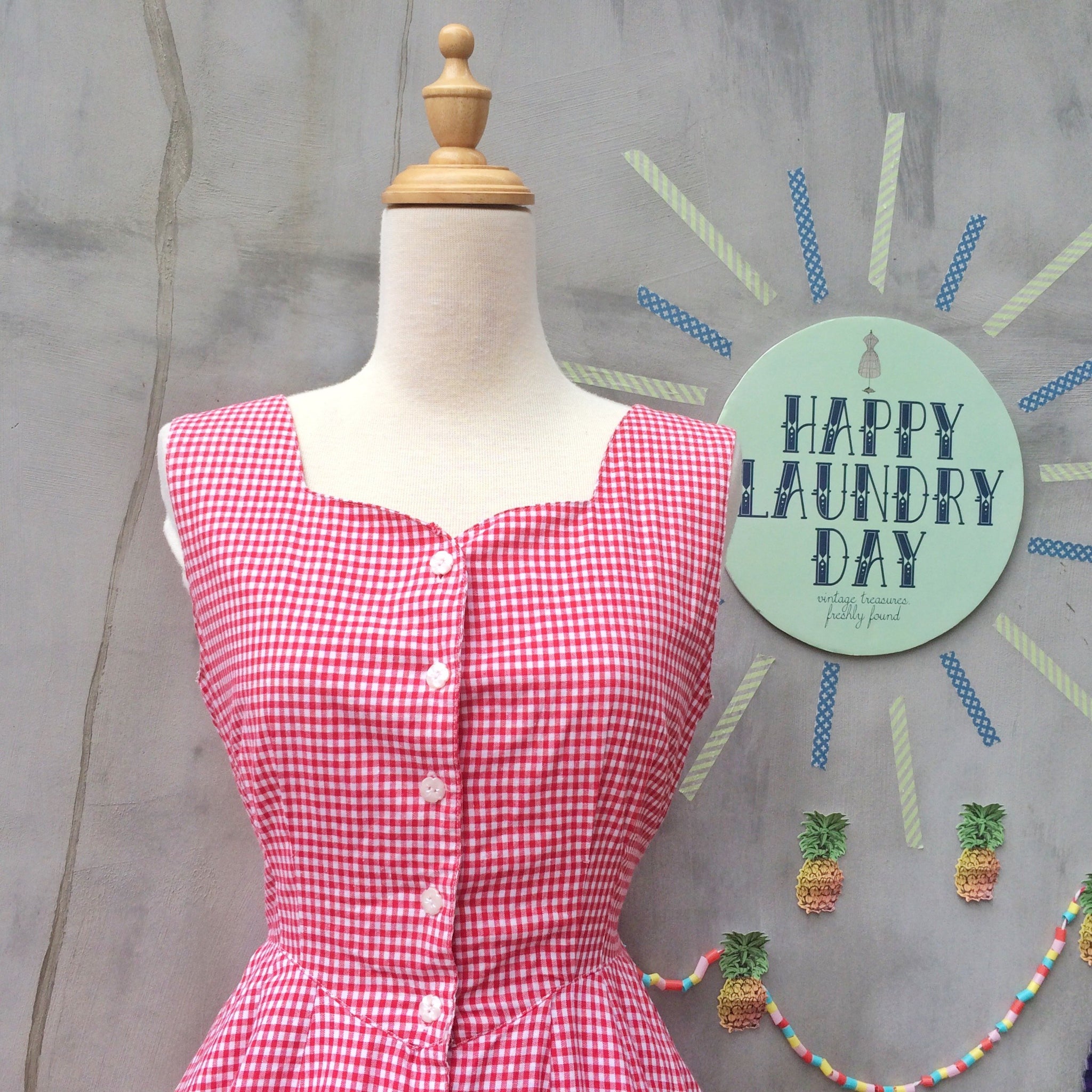 Country Sweetheart | Vintage 1950s Sweetheart neckline Gingham Red white plaid Sash tie-back Button-down dress with POCKETS