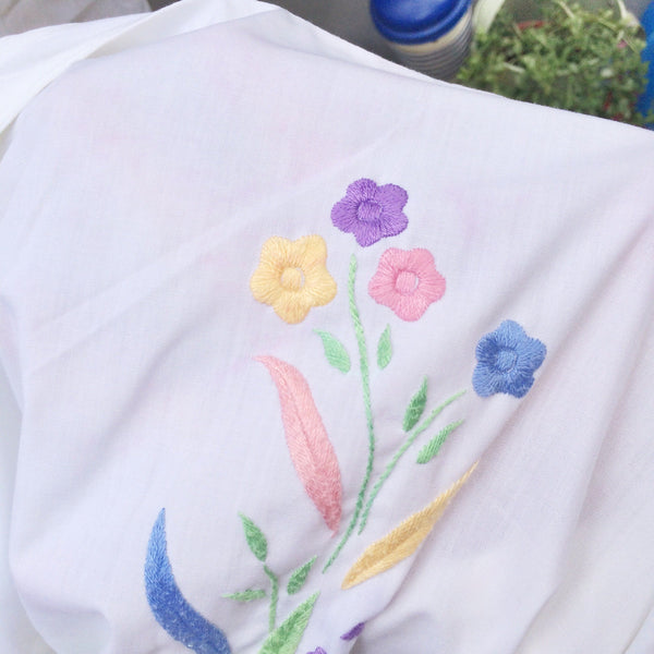 Easter Bunny | Vintage 1950s 1960s embroidered and Handweave Pastel Floral Handwork Shift Dress
