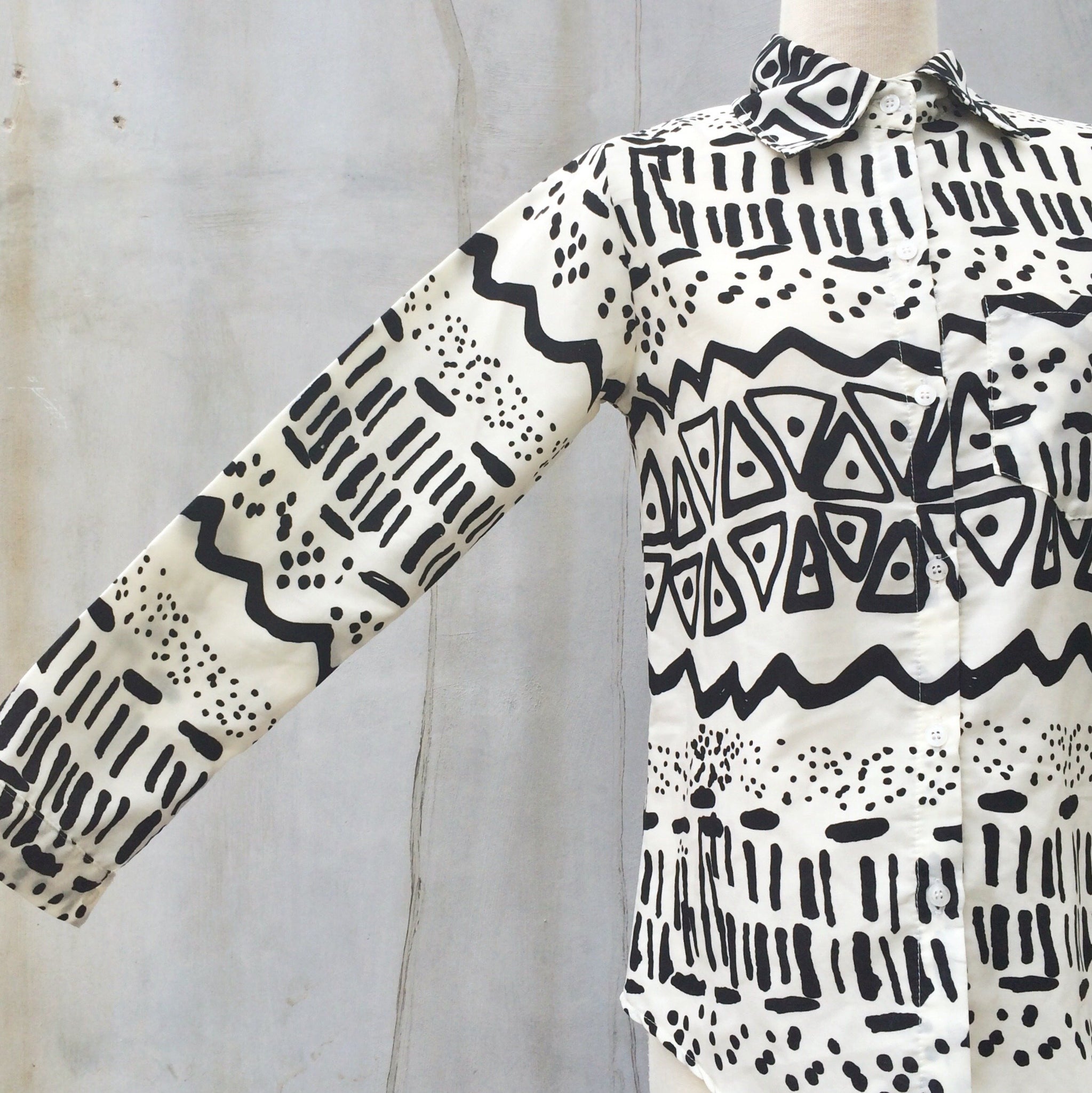 Funk & Groove | Vintage 1980s funky monochrom Black and White Graphic print Shirt Blouse