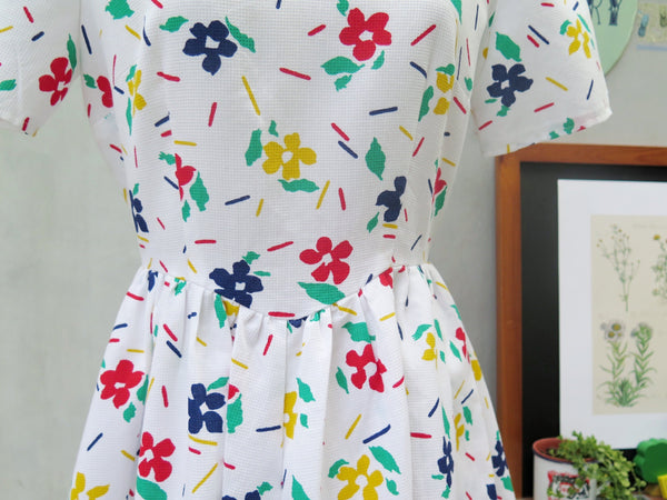 Must Have! | Sara Finn | Vintage 1980s-does-1950s Floral confetti print Scallop hem Deep V-back Day dress with Pockets