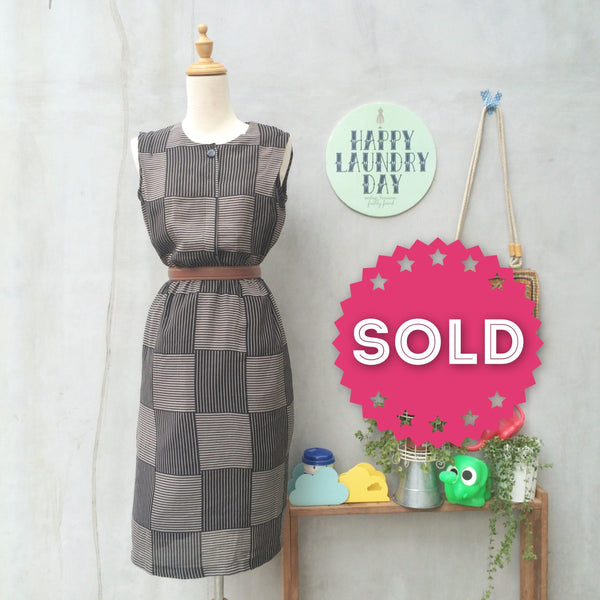 Serious Just a tad | Vintage 1980s sleeveless Day Dress with a Simple Cubic Lines graphic print