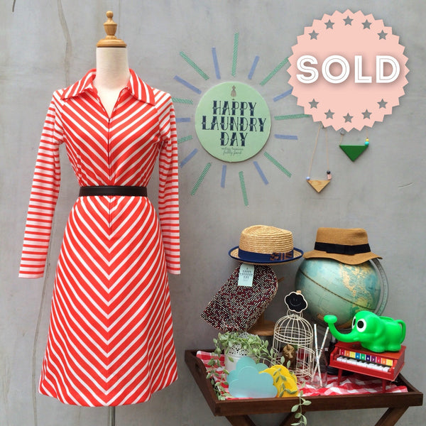 Curvy Chevy | Vintage 1970s Chevron stripes Coral pink and white Zip front Dress