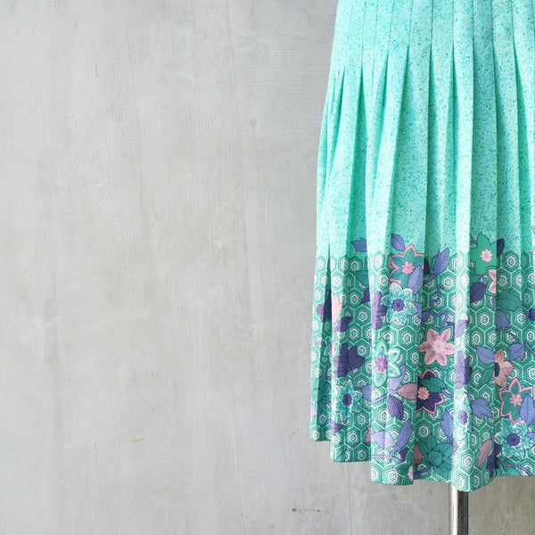 Honey Bee | Vintage c. 1960s intense Mint Green flecked Honeycomb geometric print Abstract Floral Pleated Skirt