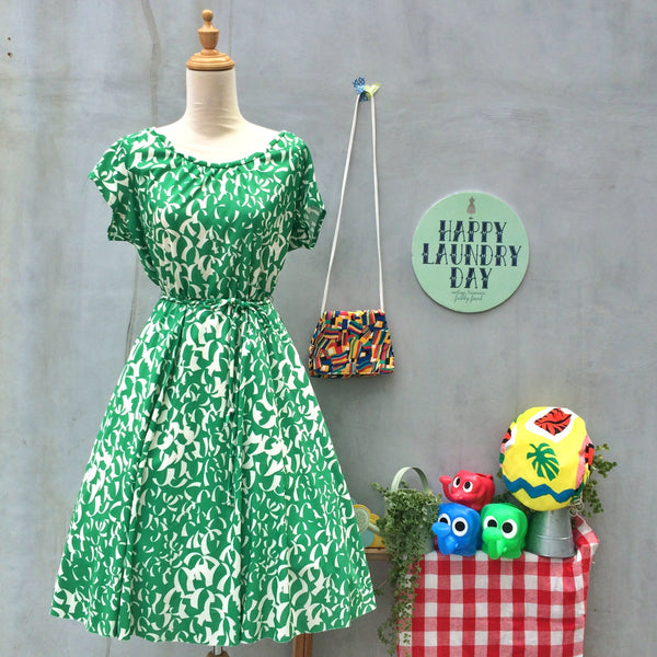 Green Curves | Vintage 1970s 1980s Grass green dress with pale cream crescent strips | Confetti Party Anyone?