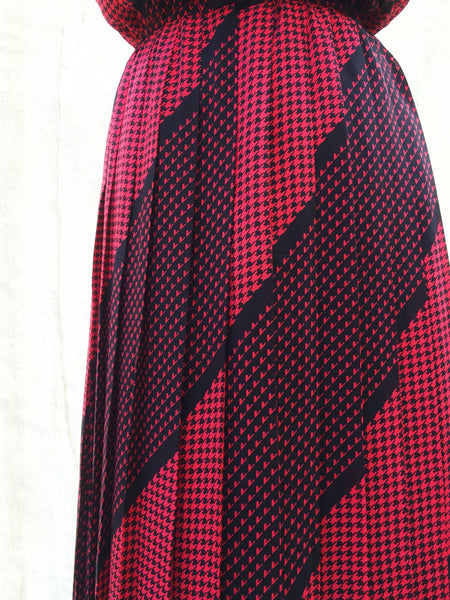 Red Cardinal | Vintage 1970s houndstooth and checkered Black Red Pleated dress