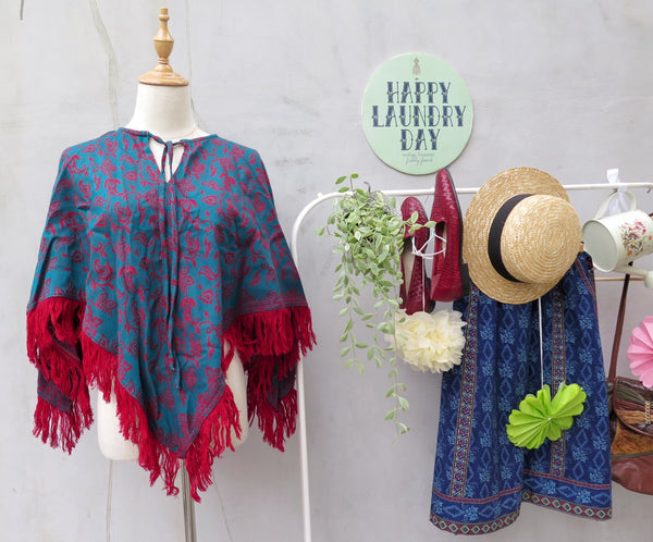 Fringe Benefits | Vintage 1960s 1970s hippie folk bohemian chic Fringe Poncho