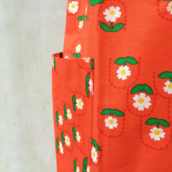 Sunny Daisies | Vintage 1950s 1960s A-line sleeveless shift dress in Orange and daisies with POCKETS