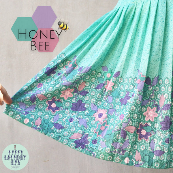 Honey Bee | Vintage c. 1960s intense Mint Green flecked Honeycomb geometric print Abstract Floral Pleated Skirt