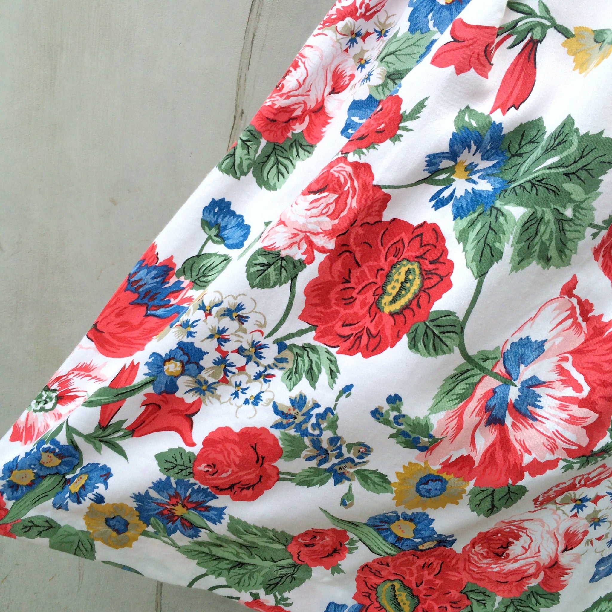 Summer Roses | Vintage 1980s Koret floral rose print skirt with pocket!