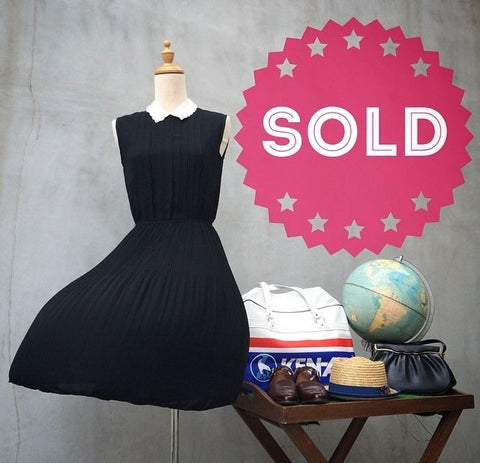 Collar Scholar | Girly Vintage 70s lace collar Black Dress | Pleated LBD