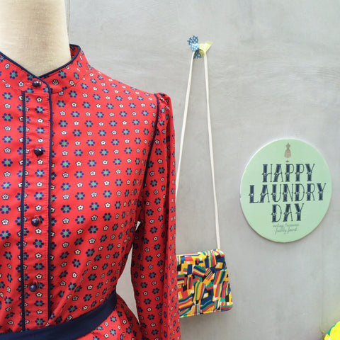 Red Chamomile | Vintage 1970s mandarin collar Floral print Henry Lee shirtdress | With POCKETS! And a matching fabric belt