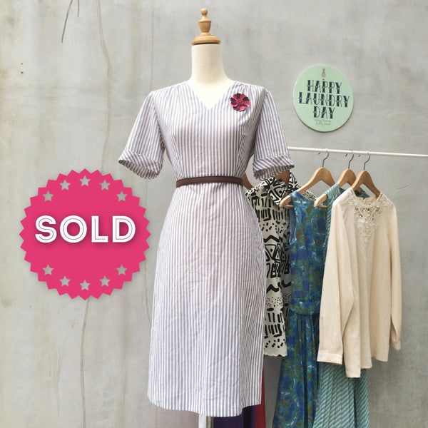 Strip-ey Office Happy ! | Vintage 1940s simple shift dress in Grey white Vertical stripes