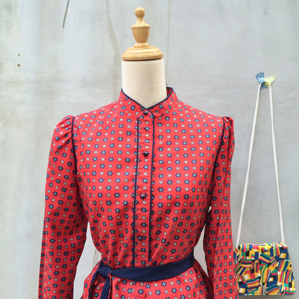 Red Chamomile | Vintage 1970s mandarin collar Floral print Henry Lee shirtdress | With POCKETS! And a matching fabric belt