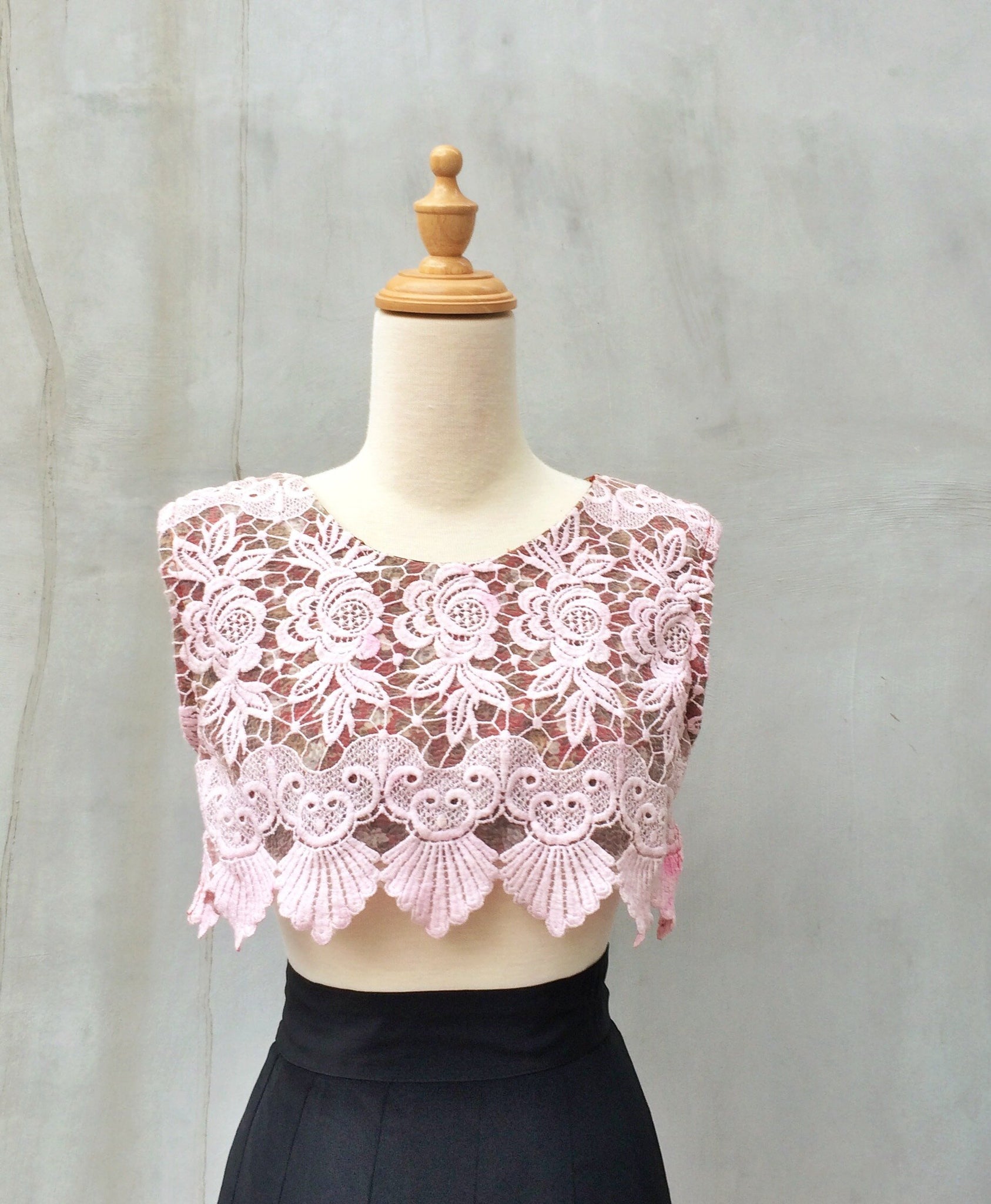 SALE! | Short Lace | Vintage 1960s 1970s Sexy hippie Boho Cropped lace top