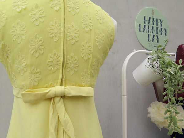 SALE! | Sunrays | Vintage 1950s 1960s Cute high-neck Sleeveless Daisy lace Short Dress