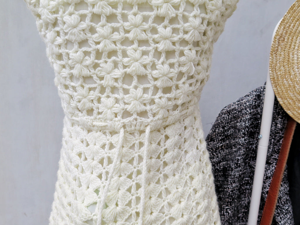 twiggy crochet dress Need help identifying the stitch of this dress Twiggy wore! So far closest I have been able to get to is the sedge stitch but it's not really the same. Can't find