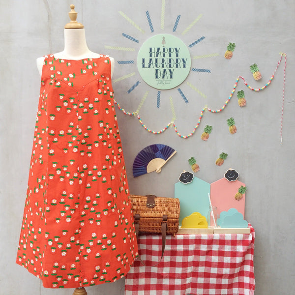 Sunny Daisies | Vintage 1950s 1960s A-line sleeveless shift dress in Orange and daisies with POCKETS