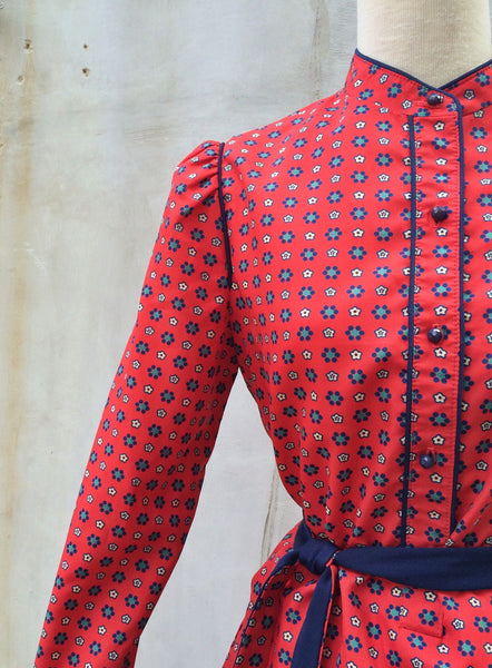 Red Chamomile | Vintage 1970s mandarin collar Floral print Henry Lee shirtdress | With POCKETS! And a matching fabric belt