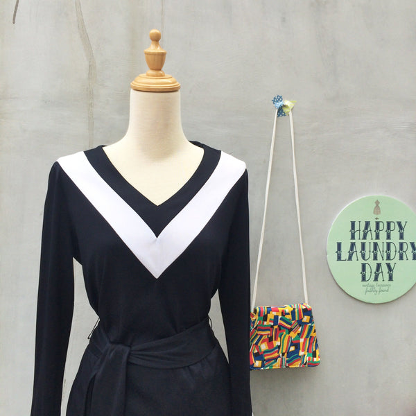 V for Victory | Vintage Anthony Richards V-neck monochrome Black and White Knit Dress