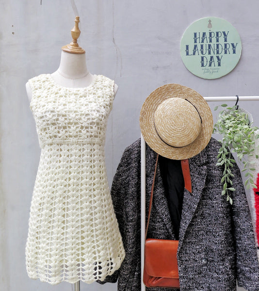 De la Creme | Vintage 1960s sexy Twiggy mod hand crochet knit Mini Dress