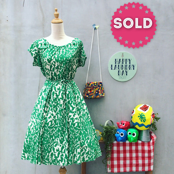 Green Curves | Vintage 1970s 1980s Grass green dress with pale cream crescent strips | Confetti Party Anyone?