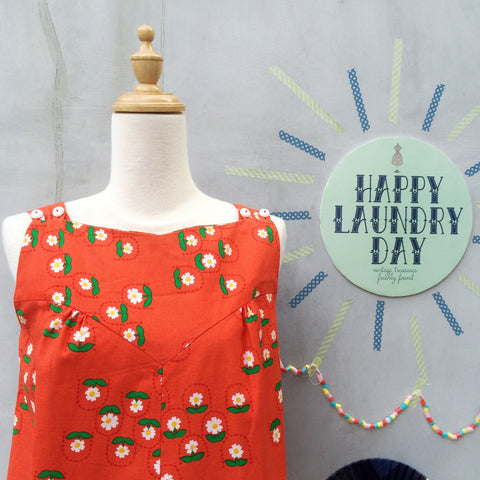 Sunny Daisies | Vintage 1950s 1960s A-line sleeveless shift dress in Orange and daisies with POCKETS