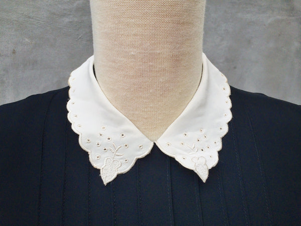 Collar Scholar | Girly Vintage 70s lace collar Black Dress | Pleated LBD